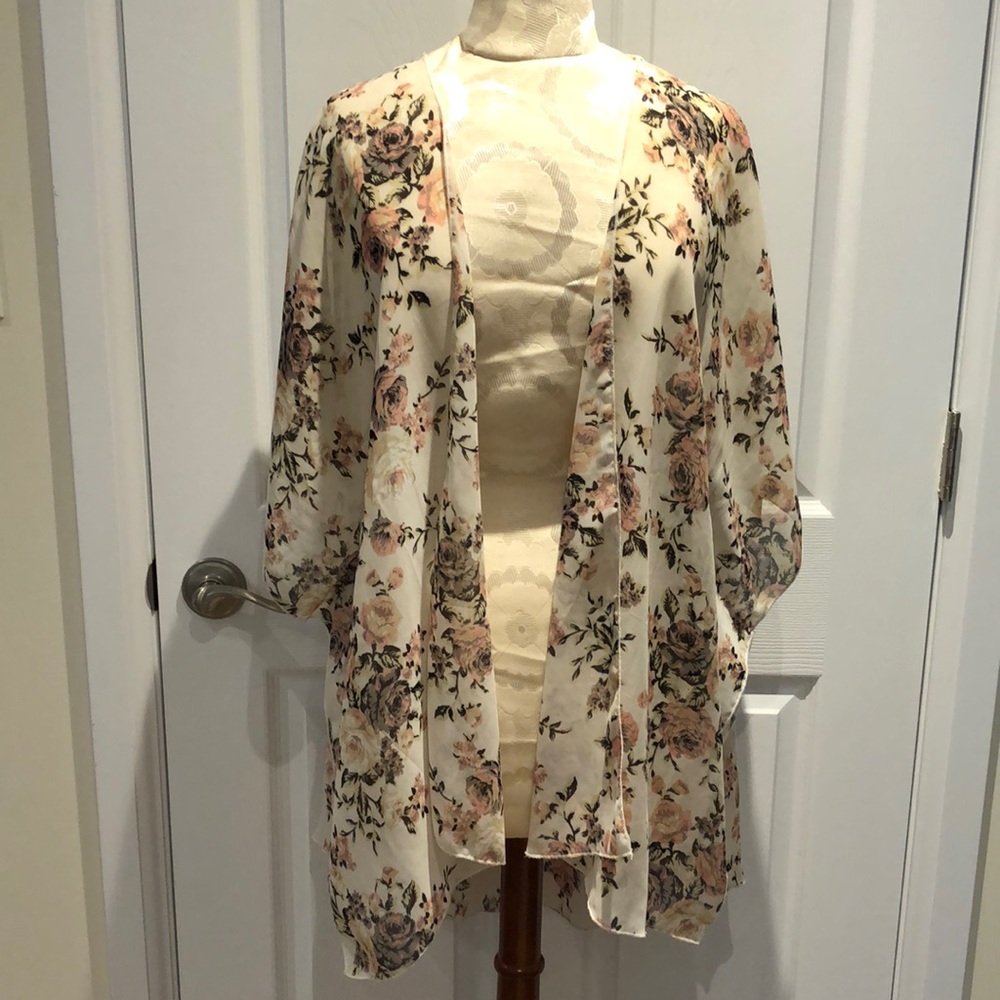 Chelsea | EUC Lightweight Floral Cover Up/Wrap
